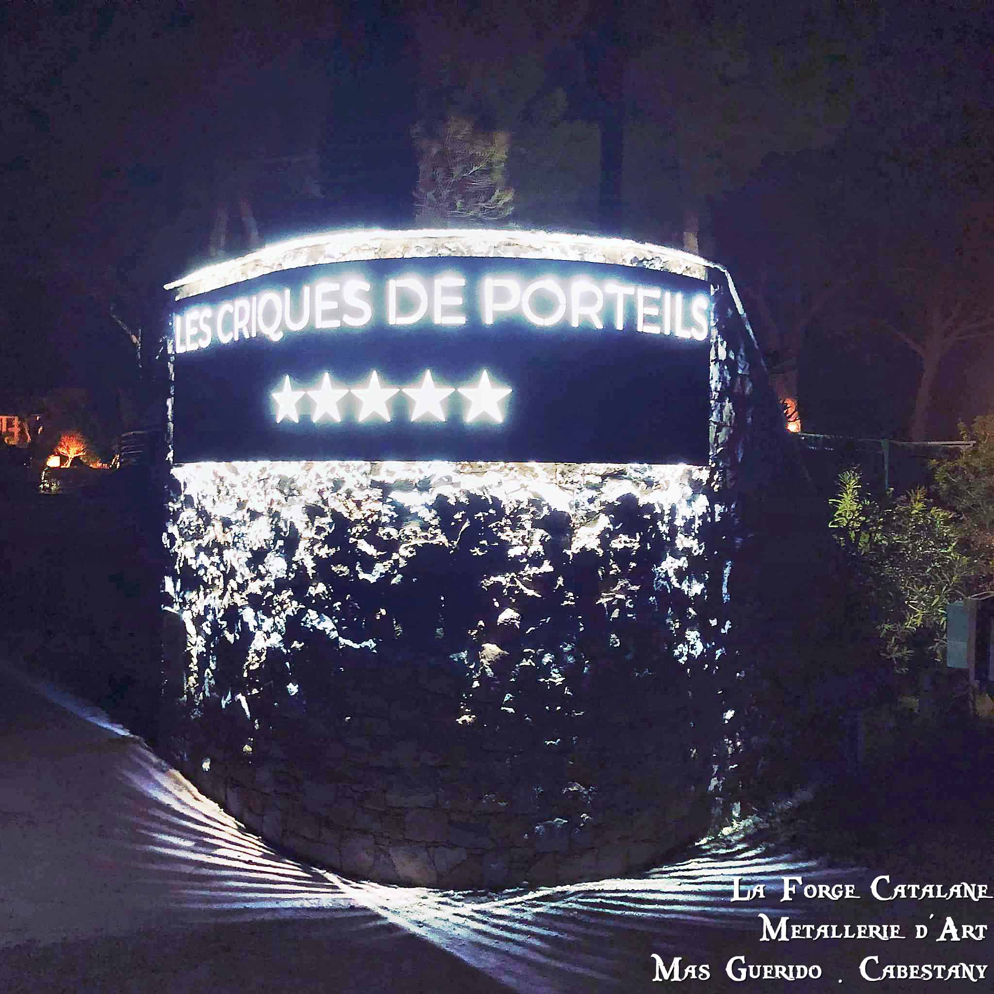 enseigne avec motifs decoupe au laser camping criques de porteils forge catalane.jpg